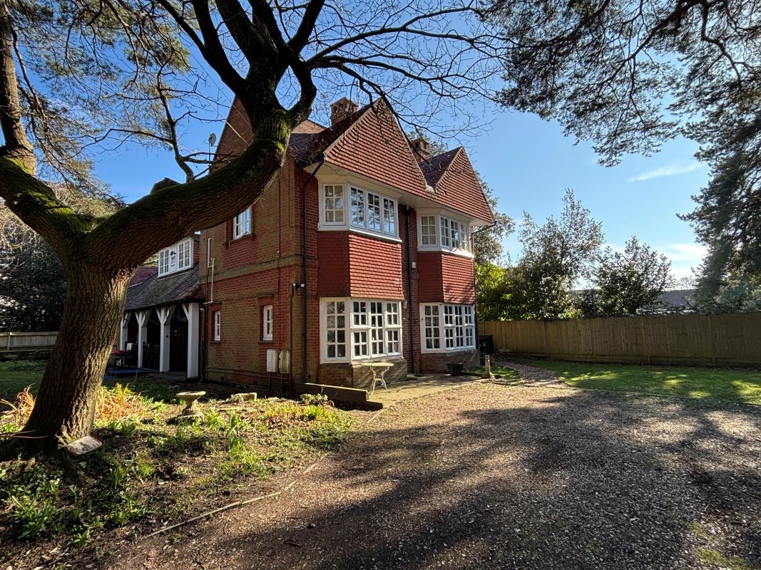 Property for Auction in South West - Flat 2 31 Meyrick Park Crescent, Bournemouth, Dorset, BH3 7AG