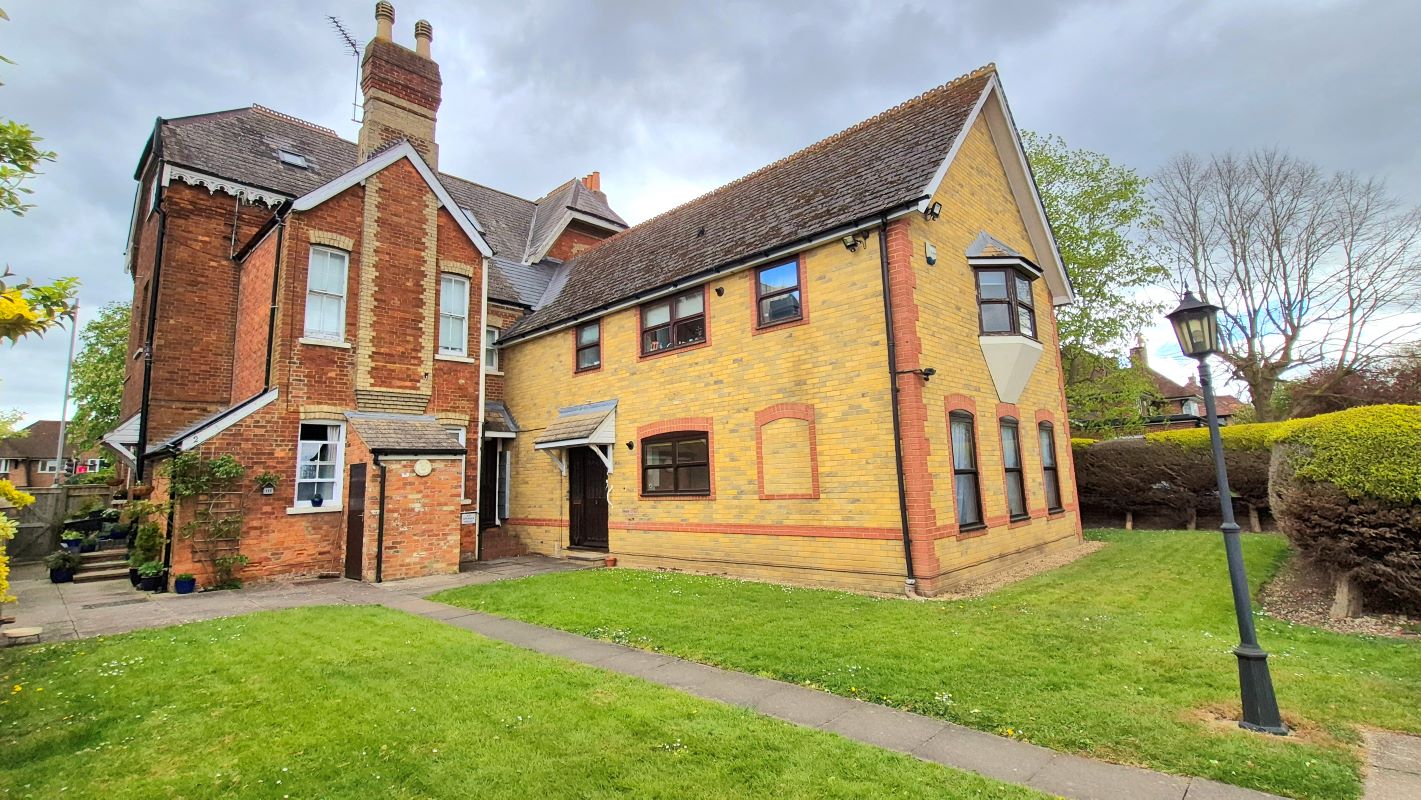 Property for Auction in Bedfordshire and Buckinghamshire - Flat 3 Spenser House, Aylesbury, Buckinghamshire, HP21 9LL