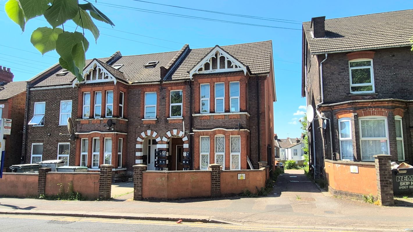 Property for Auction in Bedfordshire and Buckinghamshire - Flat 7 23-25 Biscot Road, Luton, Bedfordshire, LU3 1AH