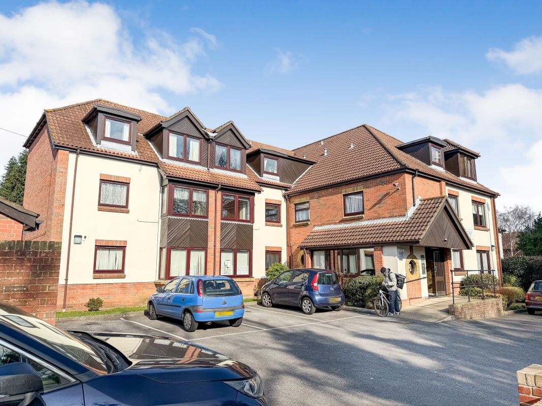 Property for Auction in Sussex & Hampshire - Flat 16 Justine Court, 527 Bitterne Road East, Southampton, Hampshire, SO18 5BQ