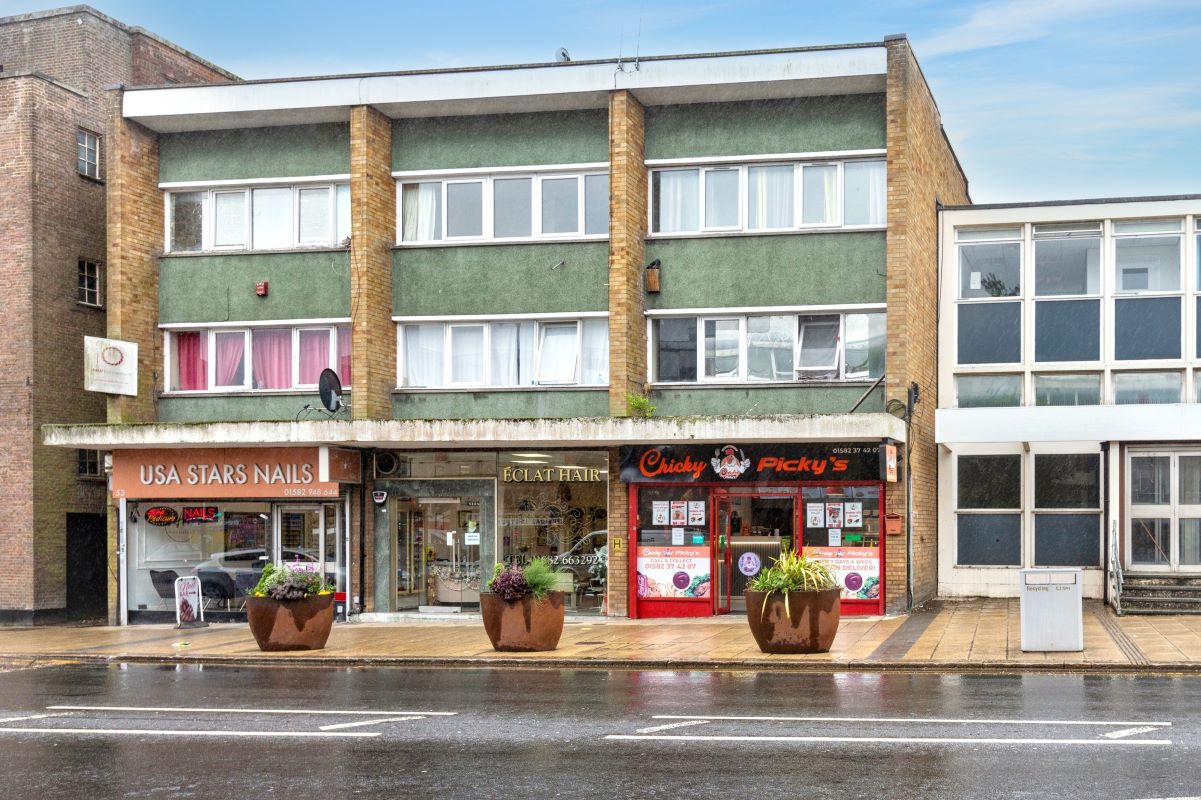 Property for Auction in South Yorkshire - 55B High Street North, Dunstable, Bedfordshire, LU6 1JF