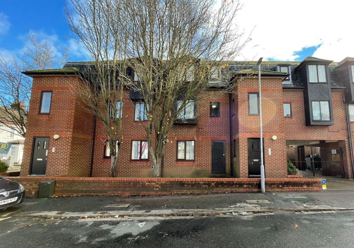 Property for Auction in South Yorkshire - Flat 9 Albany Court, Luton, Bedfordshire, LU1 1NP