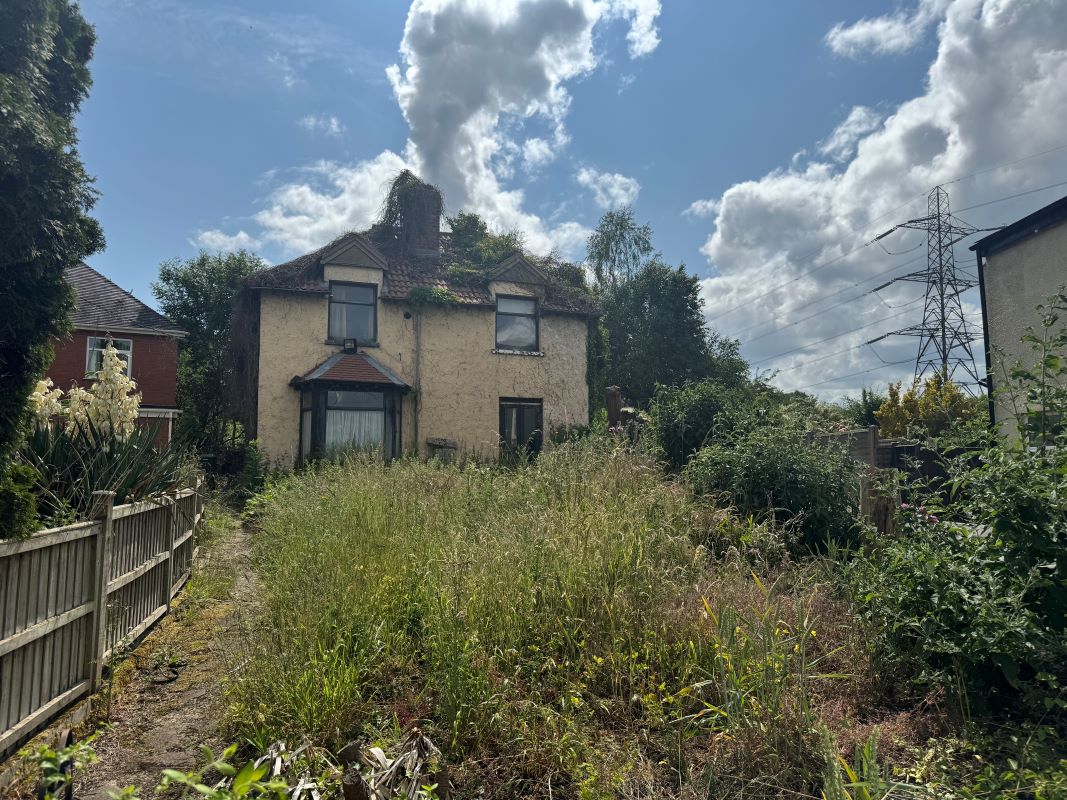 A Vacant Seven Room Detached House