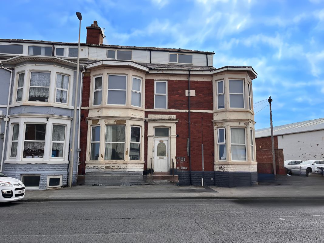 Property for Auction in Lincolnshire - Flat 1 203 Dickson Road, Blackpool, Lancashire, FY1 2HQ