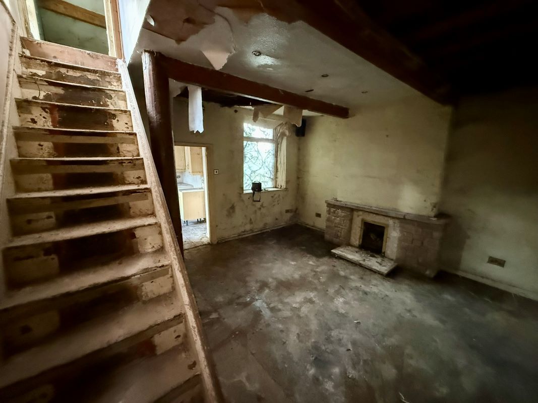 9 Queen Street, Glossop, Derbyshire, SK13 8EL