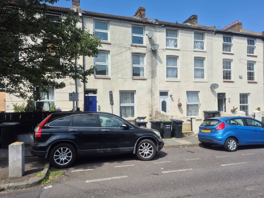 Property for Auction in Kent - Flat 3 133 Wellington Street, Gravesend, Kent, DA12 1JE
