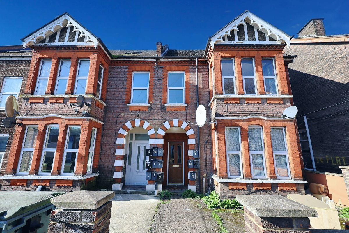 Property for Auction in South Yorkshire - Apartment 12 23-25 Biscot Road, Luton, Bedfordshire, LU3 1AH