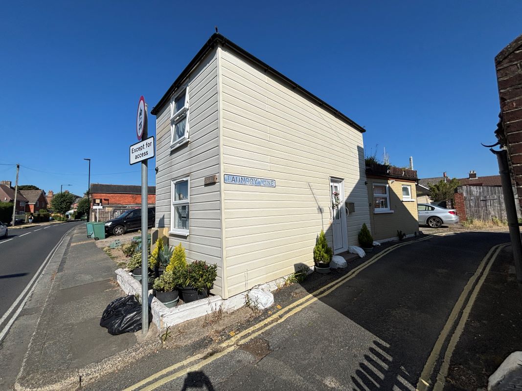 Property for Auction in Sussex & Hampshire - Lavender Cottage, 1 Laundry Lane, Newport, Isle Of Wight, PO30 1QL