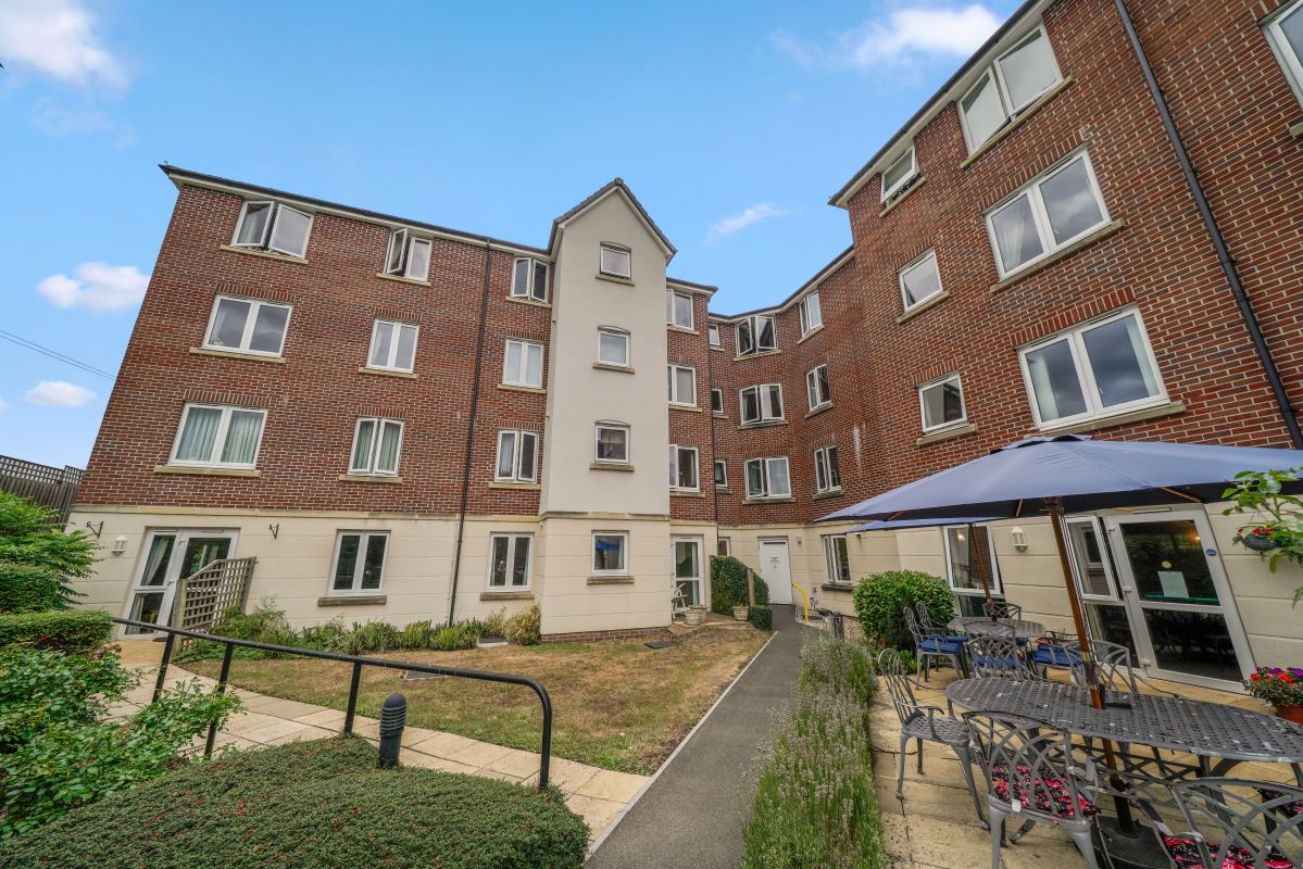 Property for Auction in South Yorkshire - Flat 18 Kingsley Court, Aldershot, Hampshire, GU11 1HZ
