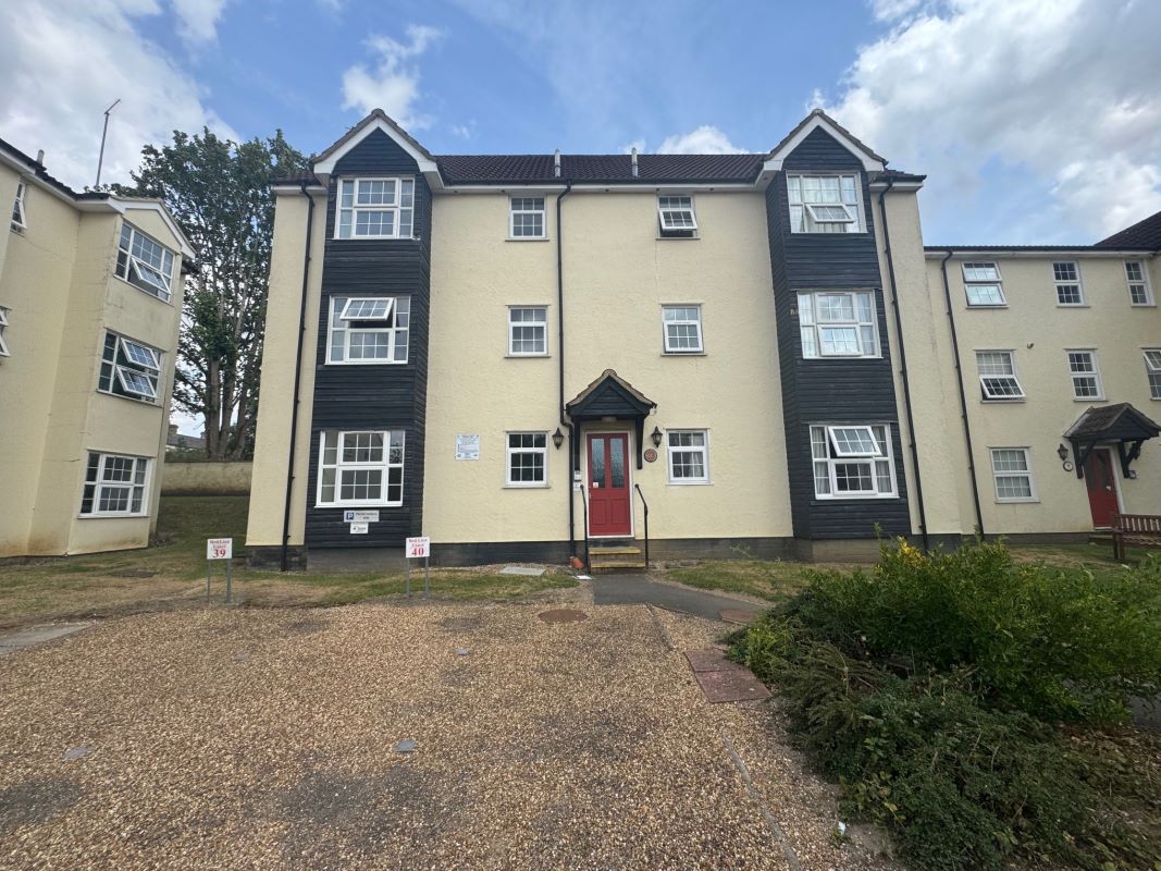 Property for Auction in East Anglia - 35 Red Lion Court, Bishop&apos;s Stortford, Hertfordshire, CM23 3YL