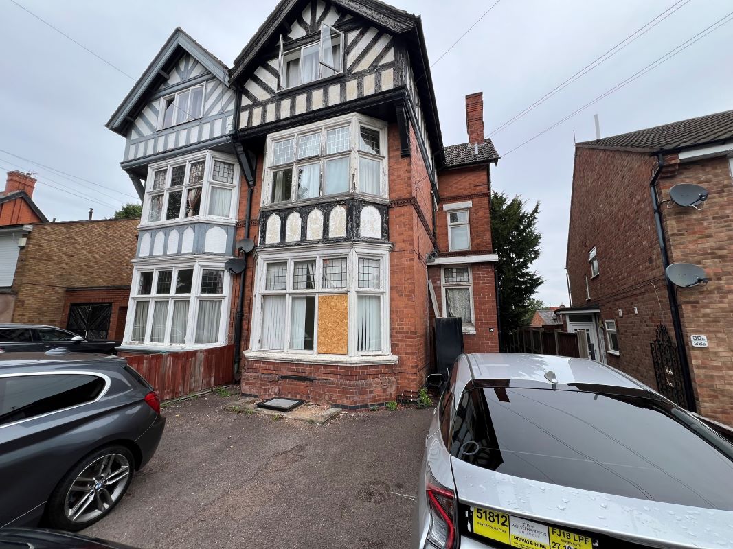 Ground Floor Flat in Need of Modernisation
