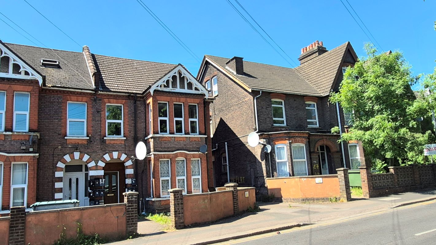 Property for Auction in Bedfordshire and Buckinghamshire - Flat 15 23-25 Biscot Road, Luton, Bedfordshire, LU3 1AH