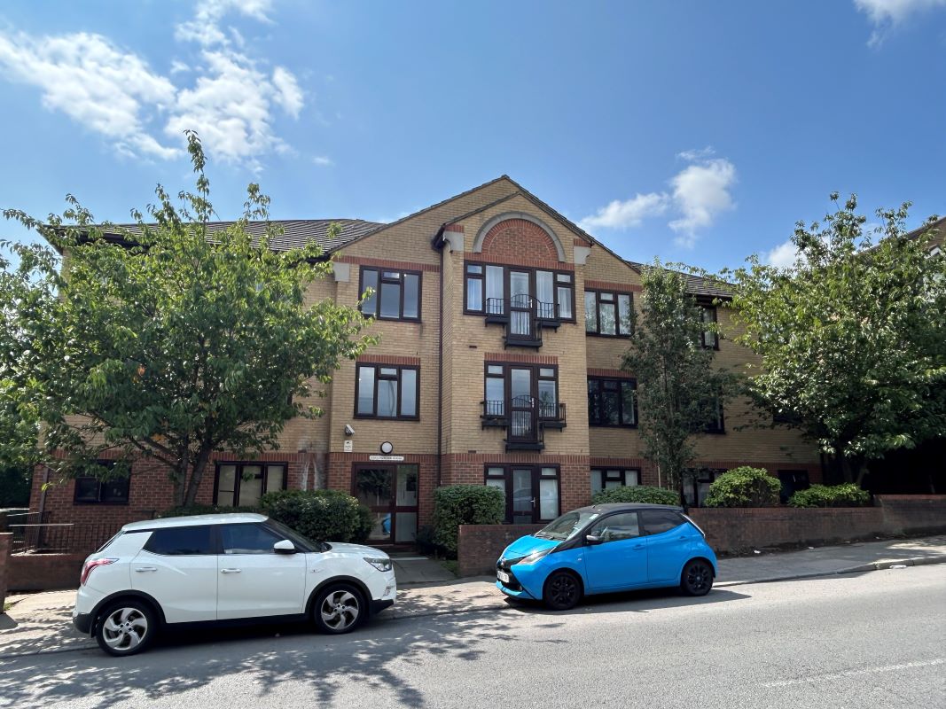 Property for Auction in Kent - Flat 18 Collingwood House, Greenhithe, Kent, DA9 9EE