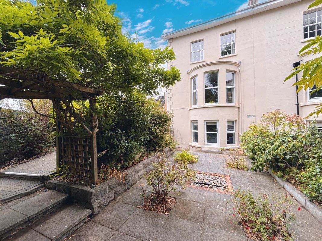 Two Bed Ground Floor Apartment With Garage and Driveway