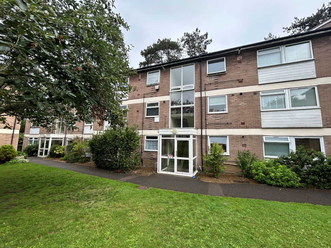 Property for Auction in Kent - Flat 10 Pine Lodge, Maidstone, Kent, ME16 8TA