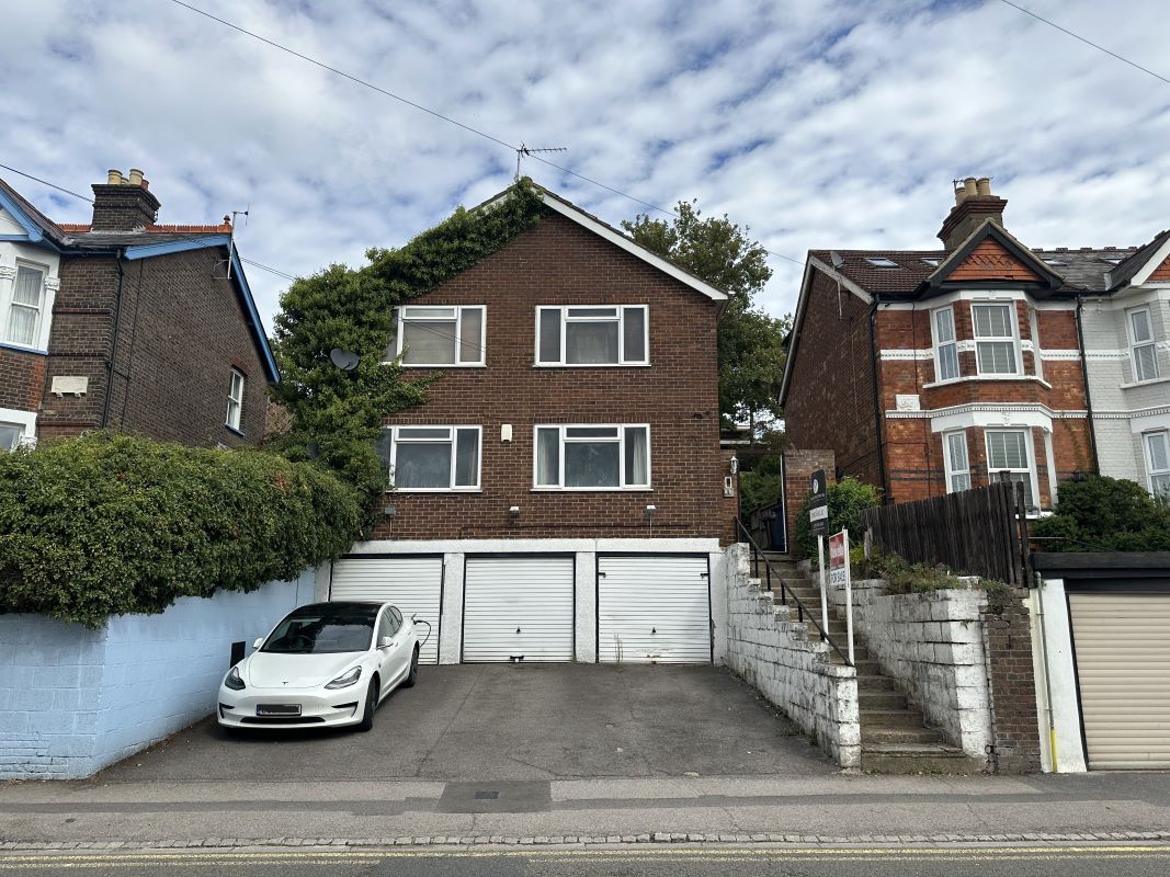 Property for Auction in Kent - 85A Totteridge Road, High Wycombe, Buckinghamshire, HP13 6EY