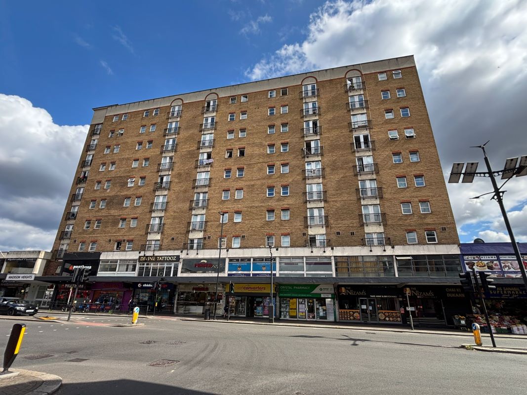 Property for Auction in London - Flat 42 Madison Heights, 17-27 High Street, Hounslow, Middlesex, TW3 1TA