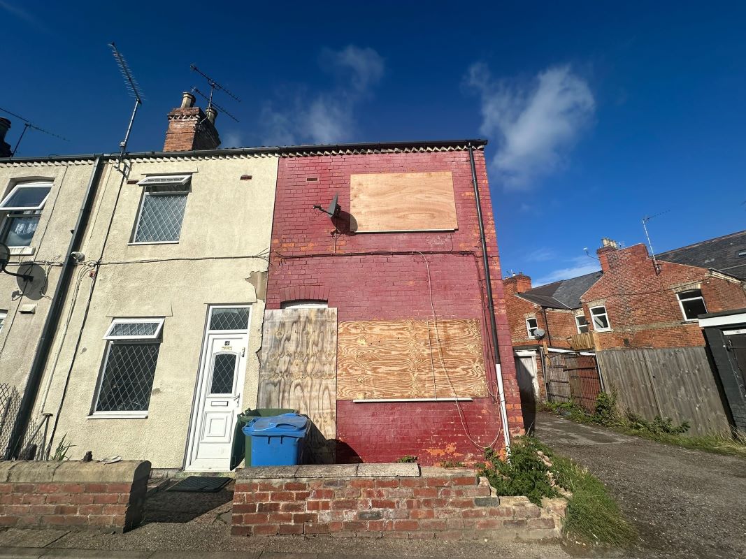 Property for Auction in Nottinghamshire & Derby - 2 Vicars Walk, Worksop, Nottinghamshire, S80 2HJ