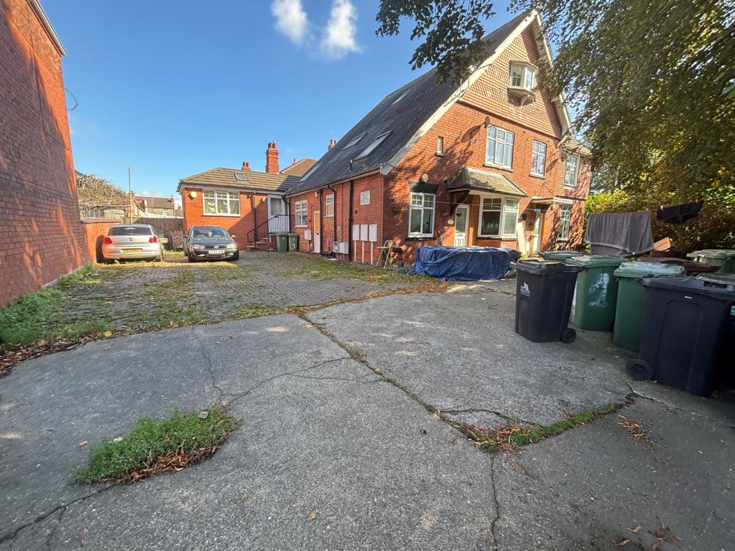 Property for Auction in Lincolnshire - Flat 5, Straun House 129 Eleanor Street, Grimsby, South Humberside, DN32 8AL