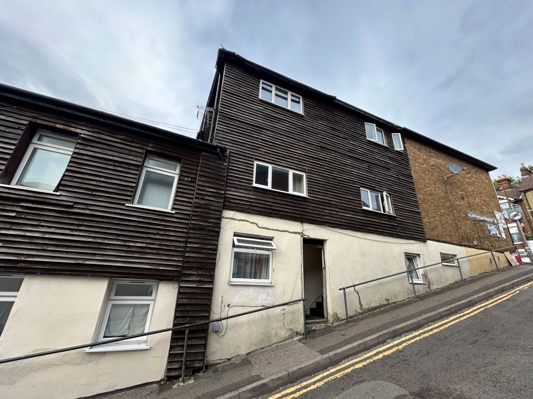Property for Auction in Kent - 42B Luton Road, Chatham, Kent, ME4 5AA
