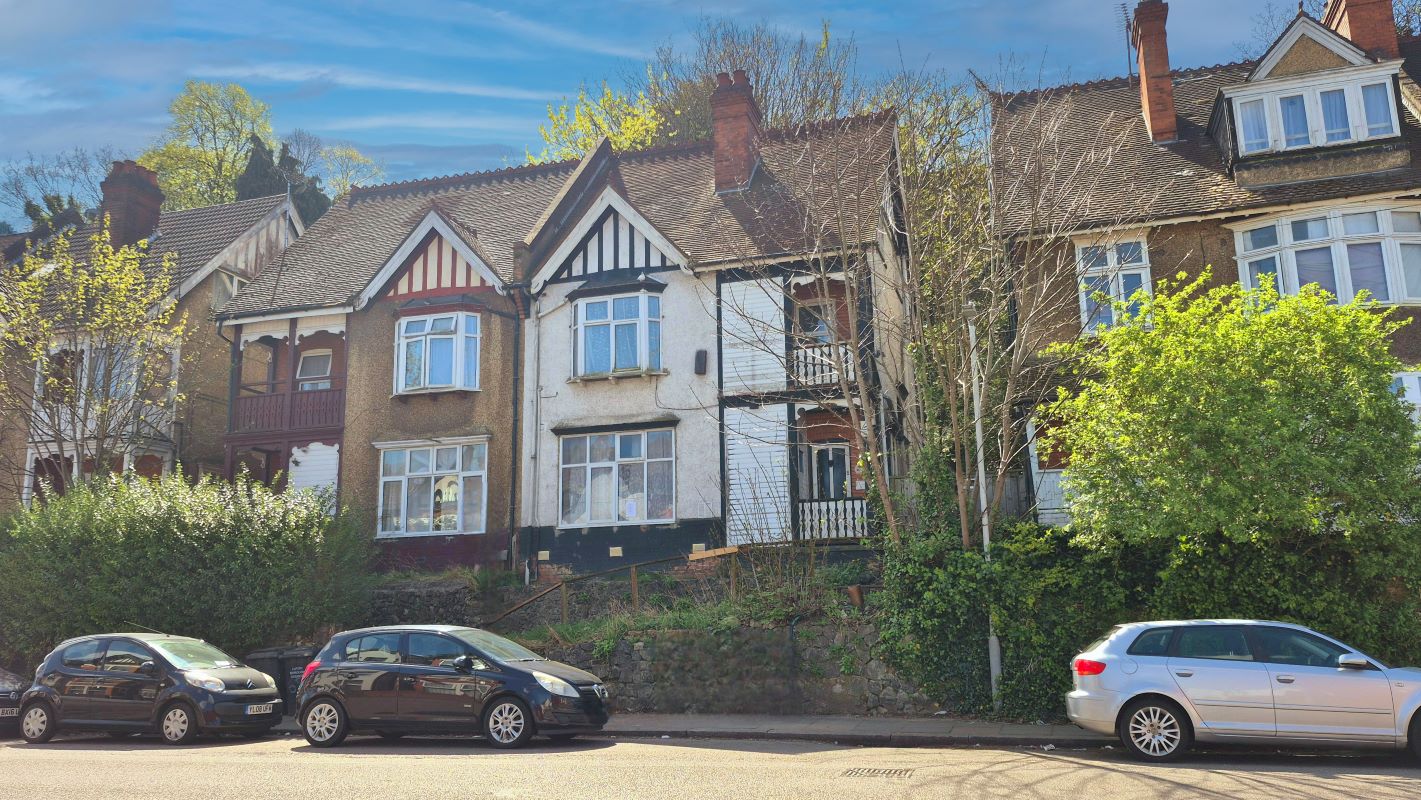 Property for Auction in Bedfordshire and Buckinghamshire - FLAT 3, 65 Ashburnham Road, Luton, Bedfordshire, LU1 1JN
