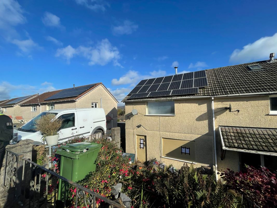 Property for Auction in Wales - 172 Garth Avenue, Glyncoch, Pontypridd, Rhondda Cynon Taf, CF37 3AD