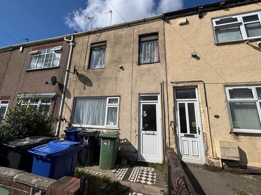 Property for Auction in Lincolnshire - First Floor Flat 47 Alexandra Road, Grimsby, South Humberside, DN31 1RD