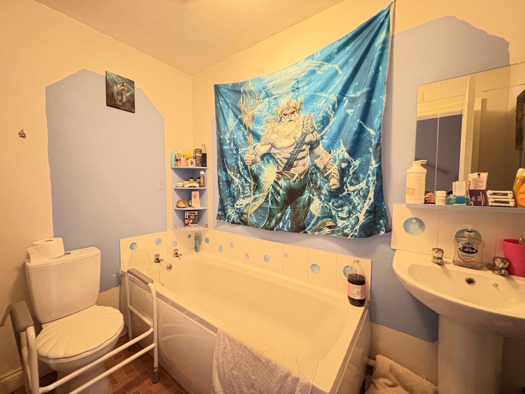 Grimsby, South Humberside, DN32 9PX - Online Auctions