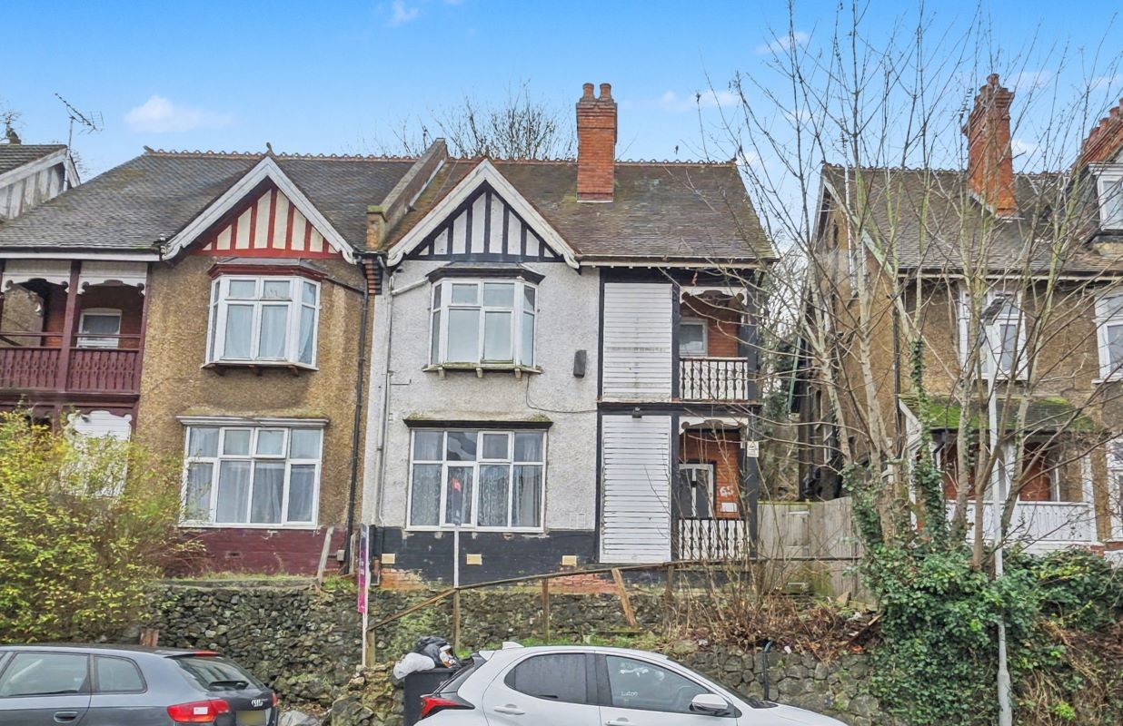 Property for Auction in South Yorkshire - Flat 2 65 Ashburnham Road, Luton, Bedfordshire, LU1 1JN
