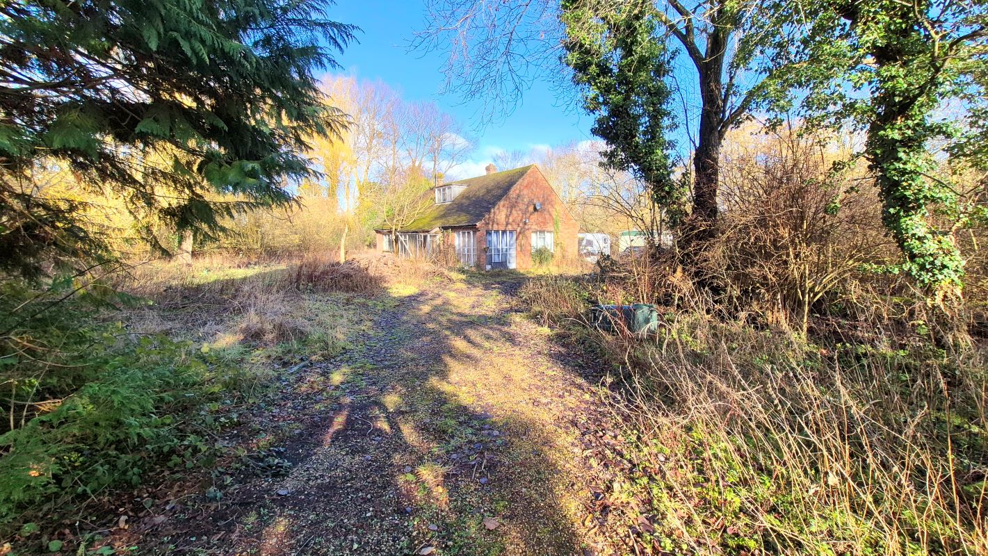 Property for Auction in Bedfordshire and Buckinghamshire - Birdbrook Marsh Road, Aylesbury, Buckinghamshire, HP22 5XS