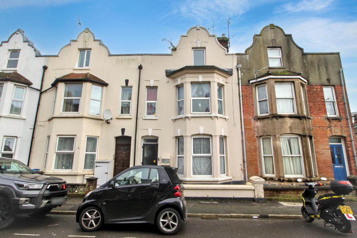 Property for Auction in South Yorkshire - Flat 3 20 Clifton Road, Littlehampton, West Sussex, BN17 5AS