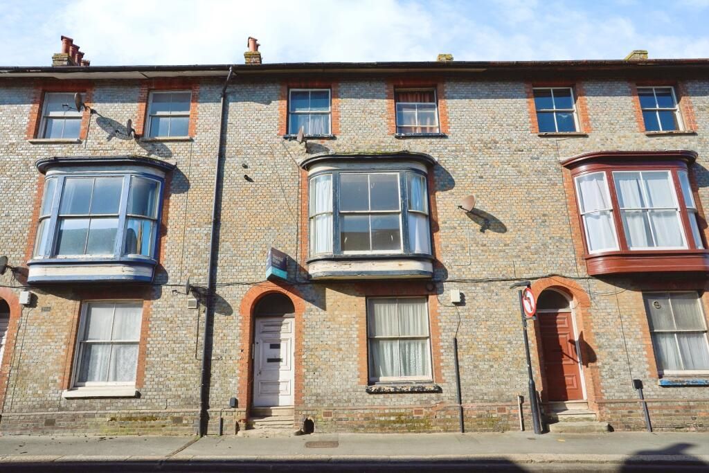 Property for Auction in North West - Flat 1 122 St. James Street, Newport, Isle Of Wight, PO30 5HE