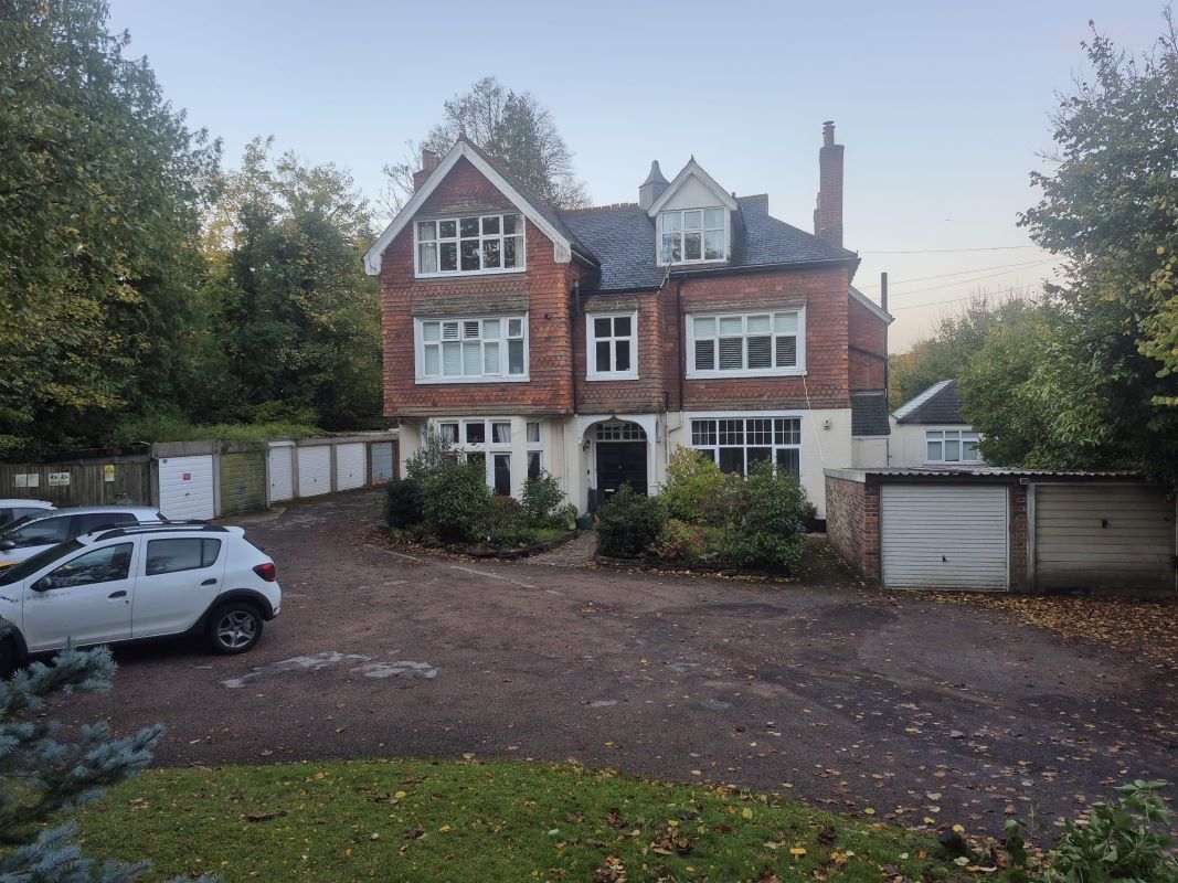 Property for Auction in Kent - Flat E Monks Horton, Tunbridge Wells, Kent, TN2 3JU