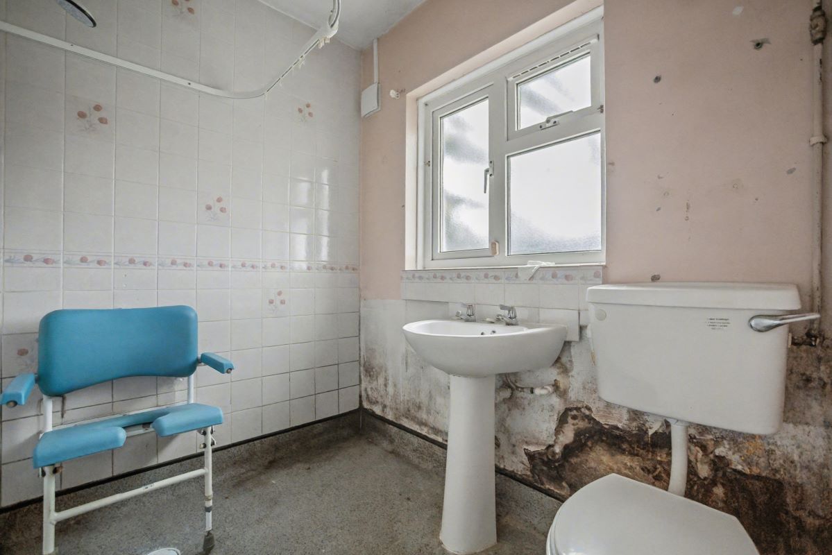 60 Main Road, Queenborough, Kent, ME11 5DL