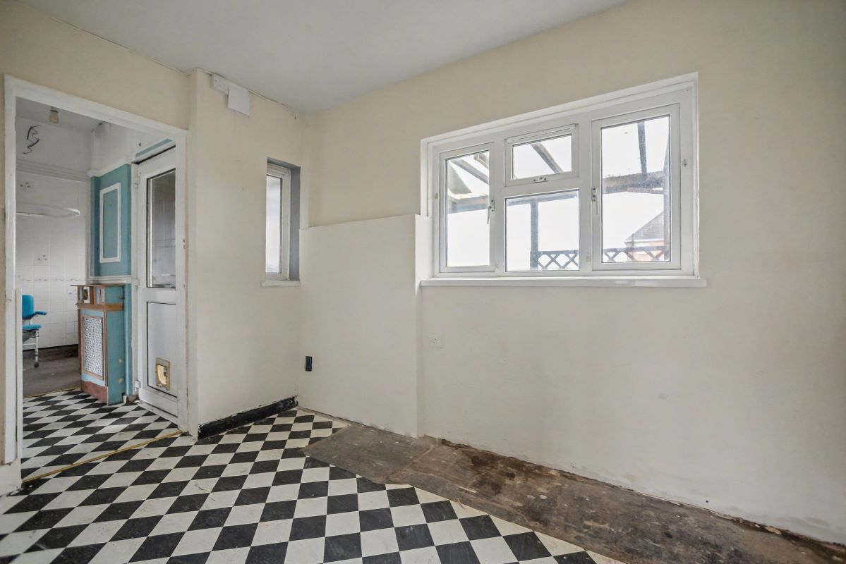 60 Main Road, Queenborough, Kent, ME11 5DL