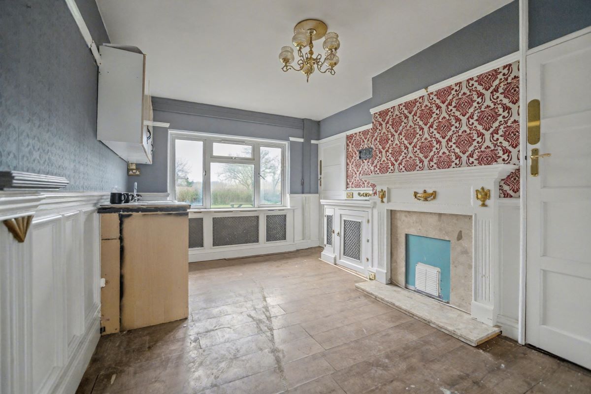 60 Main Road, Queenborough, Kent, ME11 5DL