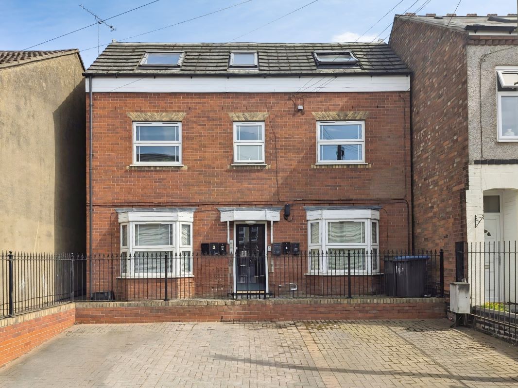 Property for Auction in Coventry & Warwickshire - Flat 1 Walton Court, Rugby, Warwickshire, CV21 3JD