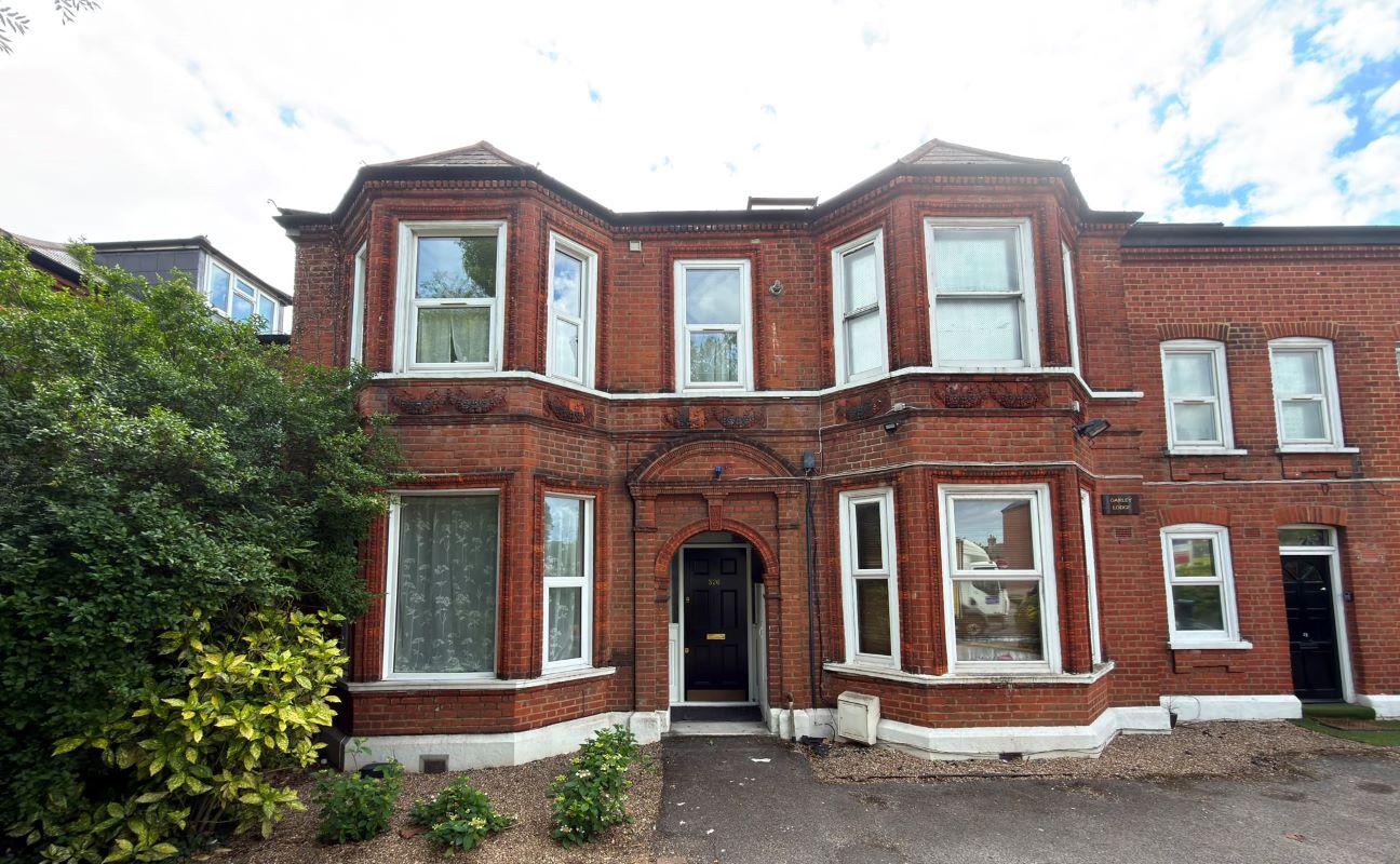 Property for Auction in London - Flat 4 Oakley Lodge (FFF & Parking Space), 326 Brownhill Road, London, SE6 1AX