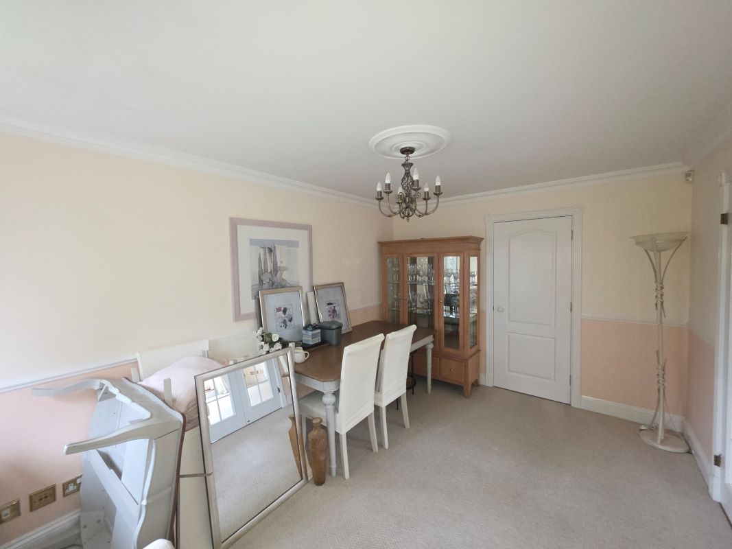 18 Dellwood Park Caversham, Reading, Berkshire, RG4 7NX