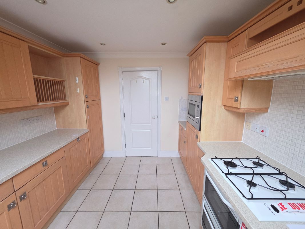 18 Dellwood Park Caversham, Reading, Berkshire, RG4 7NX