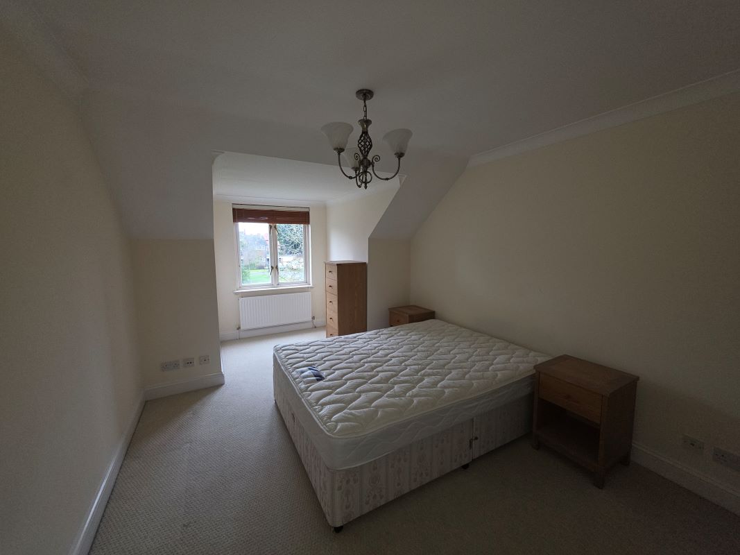 18 Dellwood Park Caversham, Reading, Berkshire, RG4 7NX