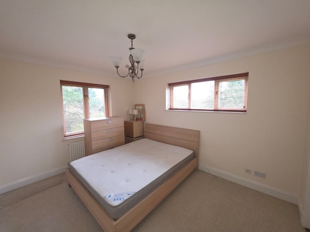 18 Dellwood Park Caversham, Reading, Berkshire, RG4 7NX
