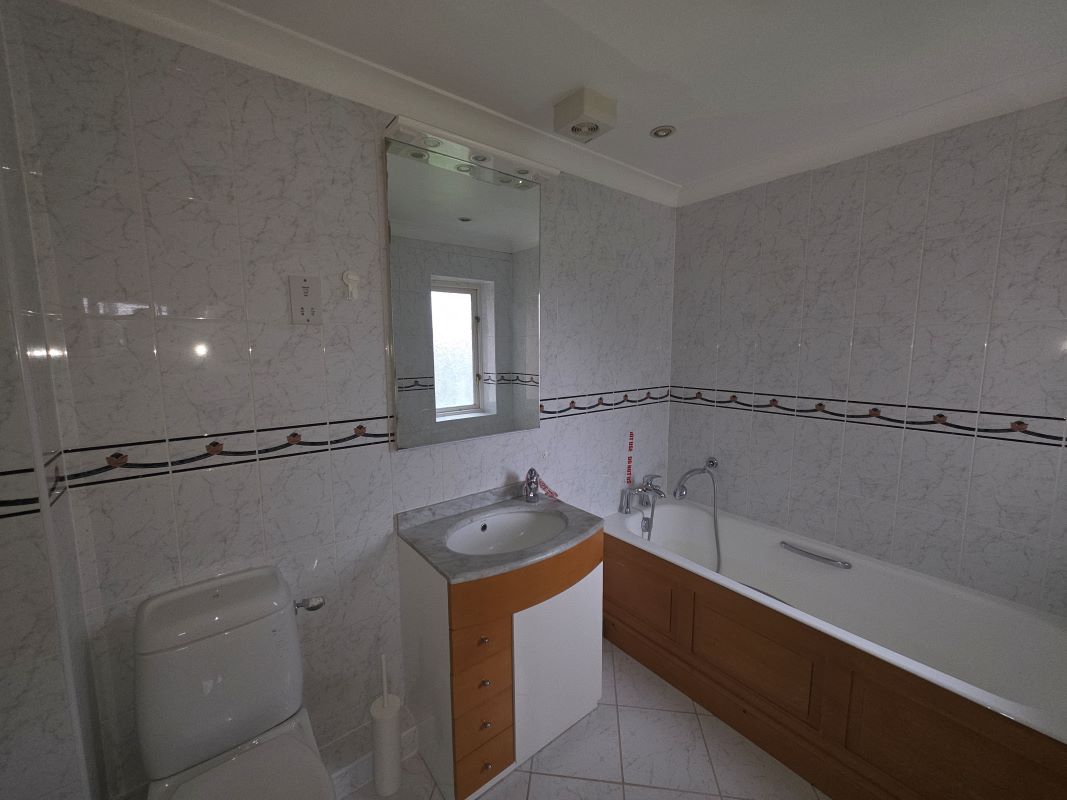 18 Dellwood Park Caversham, Reading, Berkshire, RG4 7NX