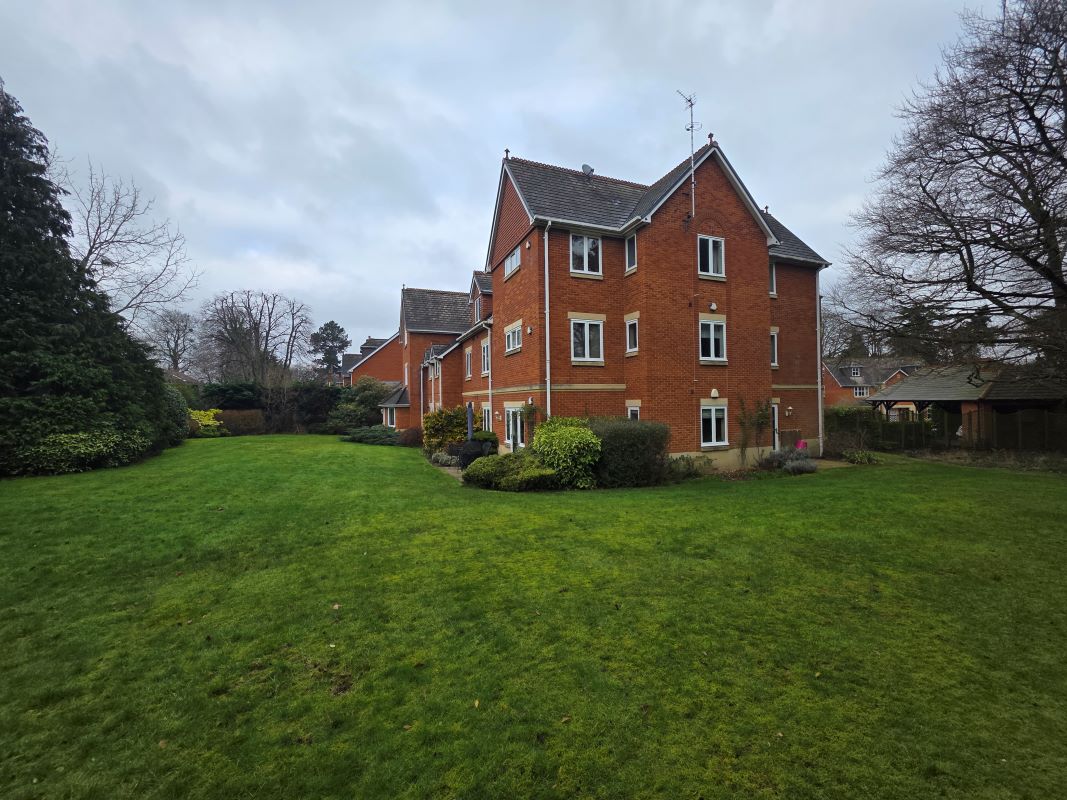 18 Dellwood Park Caversham, Reading, Berkshire, RG4 7NX