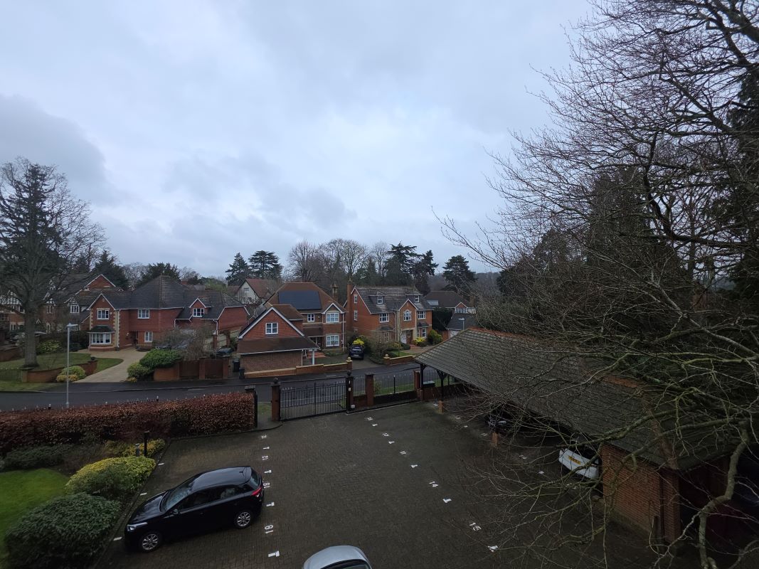 18 Dellwood Park Caversham, Reading, Berkshire, RG4 7NX