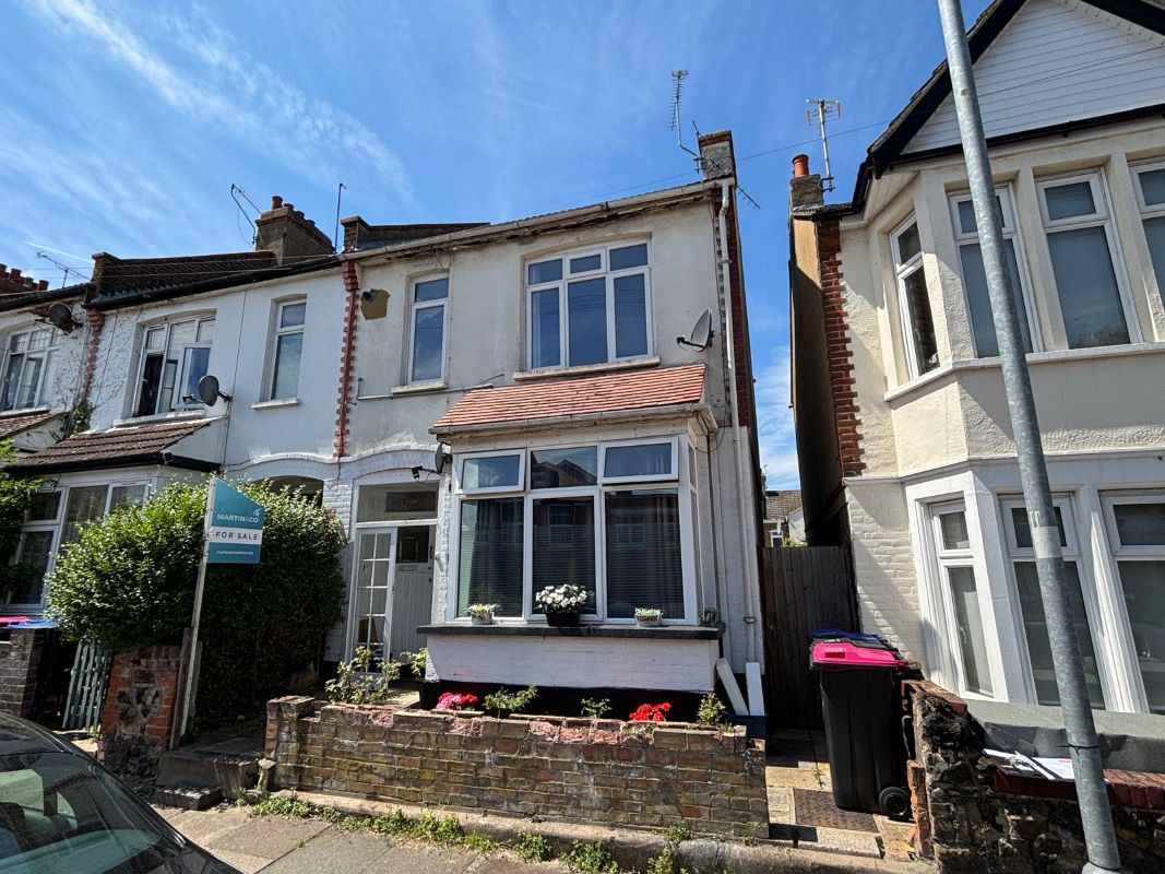 Property for Auction in Essex - 33A Macdonald Avenue, Westcliff-On-Sea, Essex, SS0 9BW