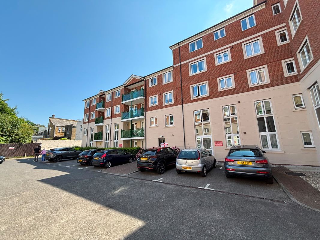 Property for Auction in Essex - Flat 20 Montague Court, Westcliff-On-Sea, Essex, SS0 7EX