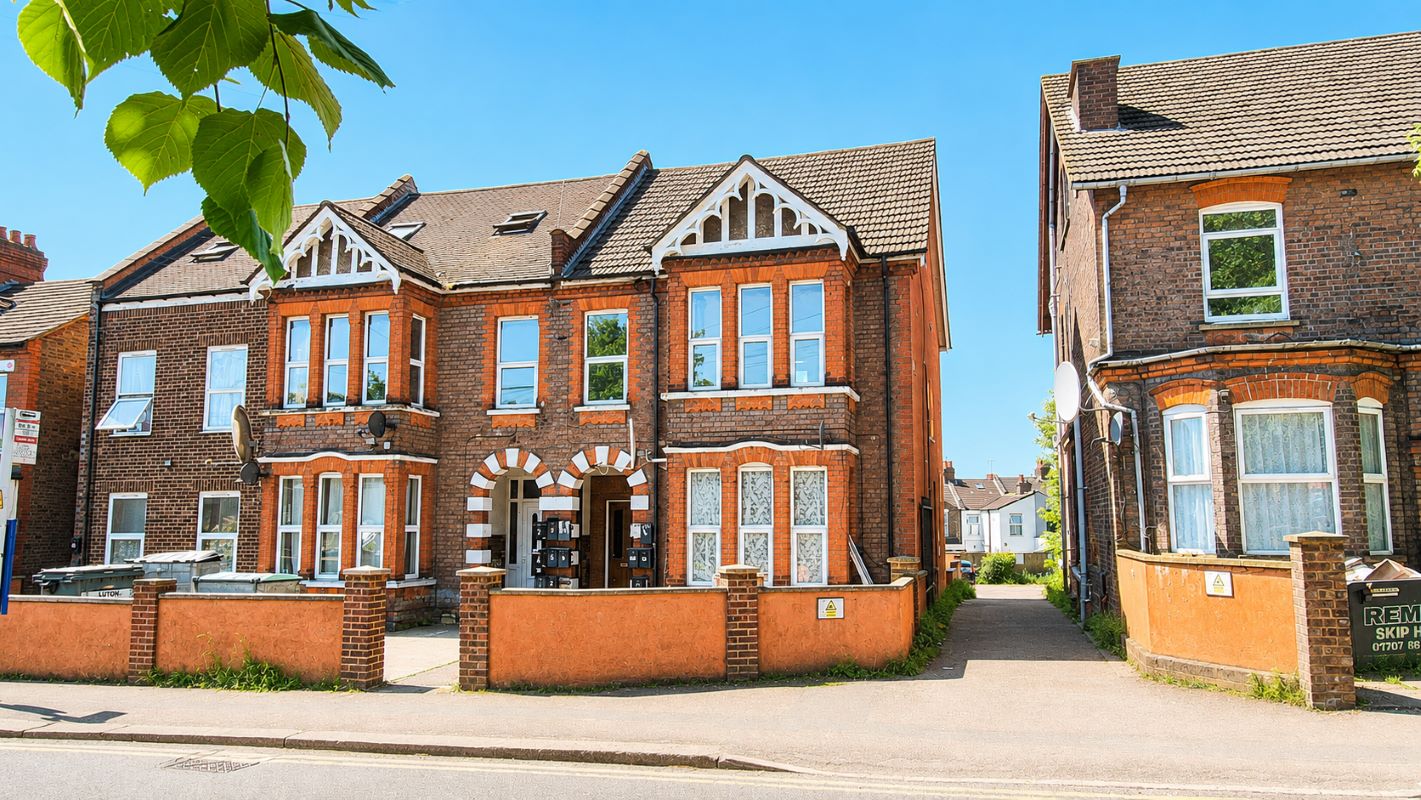 Property for Auction in Bedfordshire and Buckinghamshire - Flat 13 23-25 Biscot Road, Luton, Bedfordshire, LU3 1AH