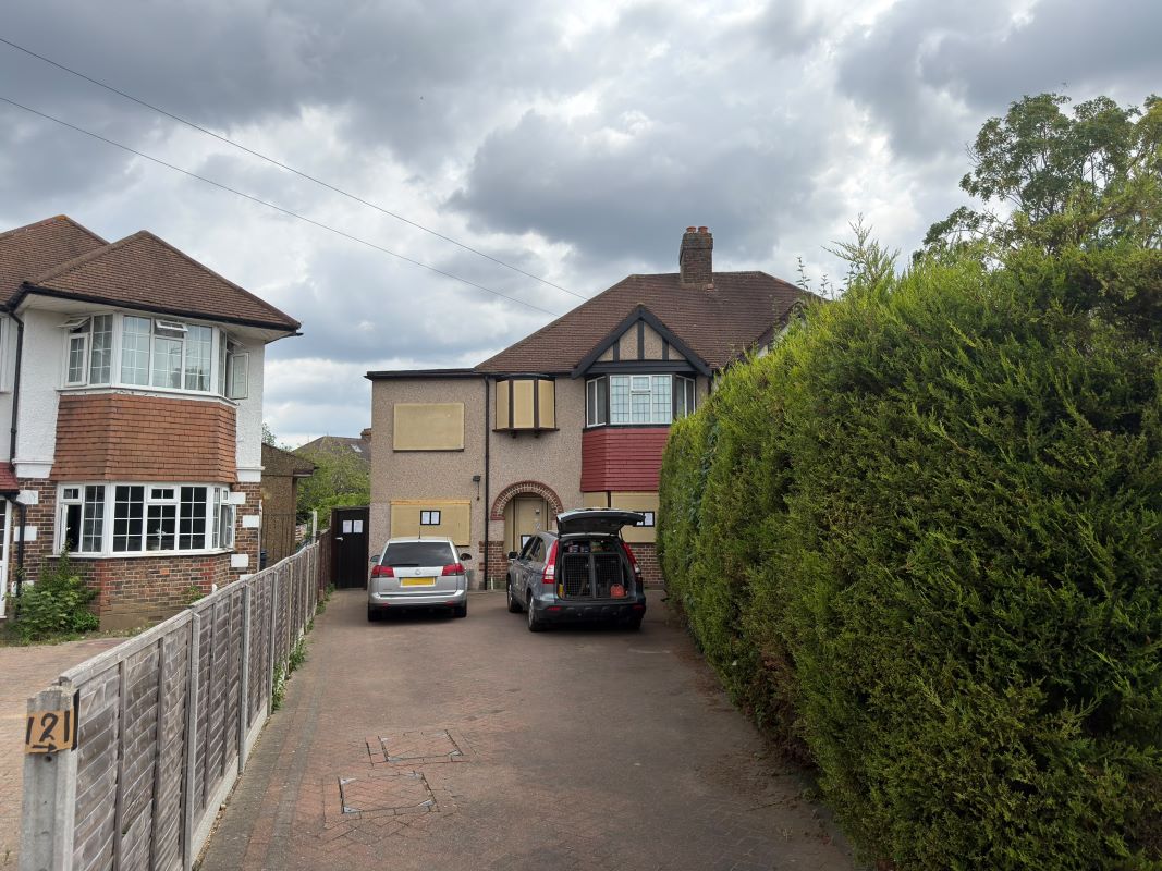 Property for Auction in London - 121 Glebe Gardens, New Malden, Surrey, KT3 5RX