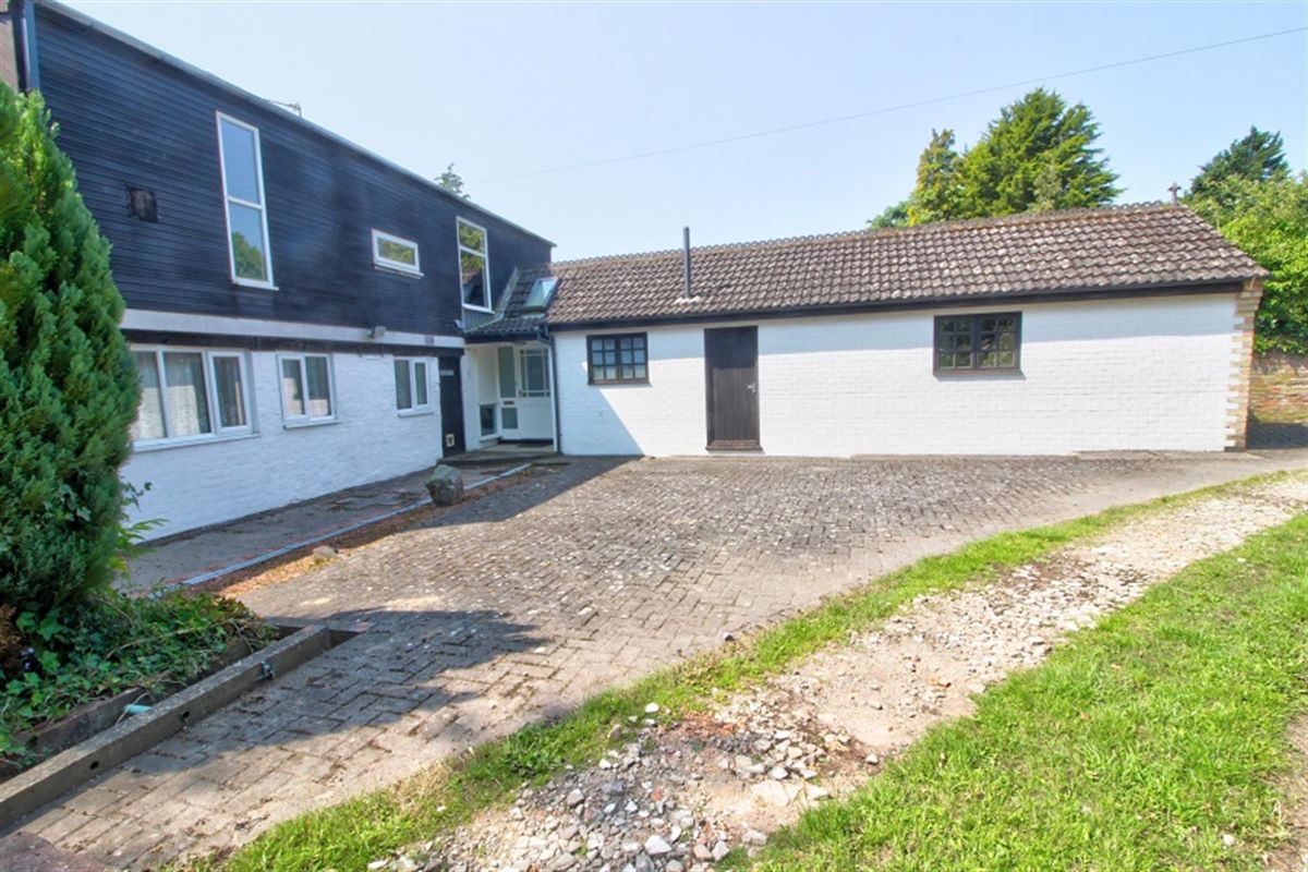 Property for Auction in Lincolnshire - Hall Lodge Holton-Cum-Beckering, Market Rasen, Lincolnshire, LN8 5NG
